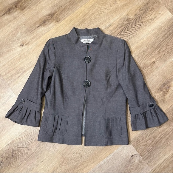 Tahari ASL Jackets & Blazers - Tahari Grey Bell Sleeve Feminine Jacket size 8